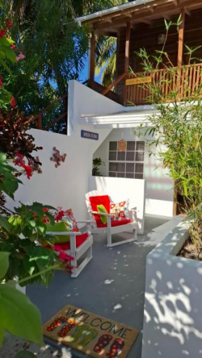 Amanda's Place Green Studio - pool and tropical garden